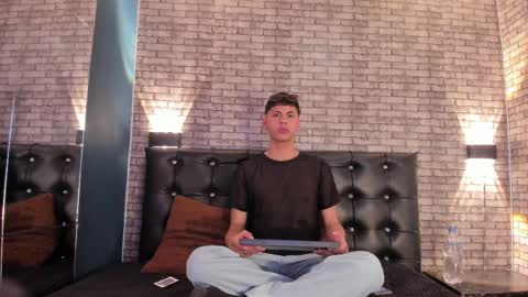 Snapshot of smith_luxe chatting on March 31, 7:58 pm Smith online show from March 31, 7:58 pm