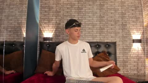 Snapshot of smith_luxe chatting on April 2, 7:55 pm Smith online show from April 2, 7:55 pm