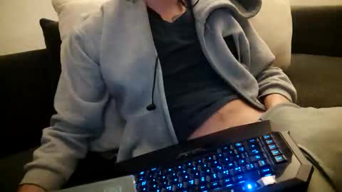 Smokeandwatching online show from December 8, 12:18 am