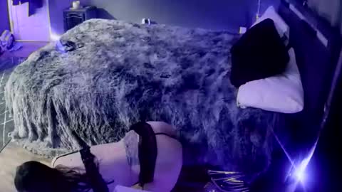 Snapshot of smokeingbitch420 chatting on January 8, 8:16 am love bug online show from January 8, 8:16 am