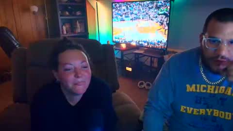 Snapshot of smokewithus2519 chatting on October 26, 1:11 am Come Smoke With Us online show from October 26, 1:11 am