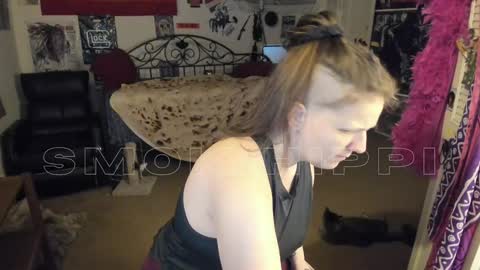 Snapshot of smokihippi chatting on December 16, 2:47 am Big Dawg online show from December 16, 2:47 am