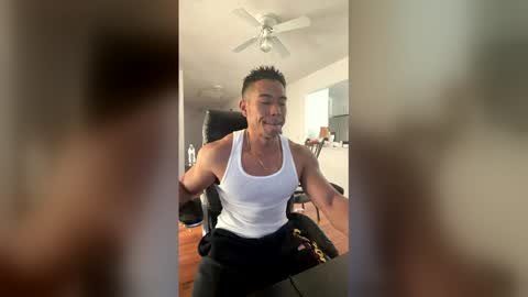 Snapshot of smoothripz chatting on March 14, 7:19 pm smoothripz online show from March 14, 7:19 pm