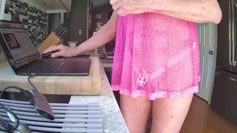 Snapshot of smthbtm53 chatting on April 10, 1:38 pm smthbtm53 online show from April 10, 1:38 pm