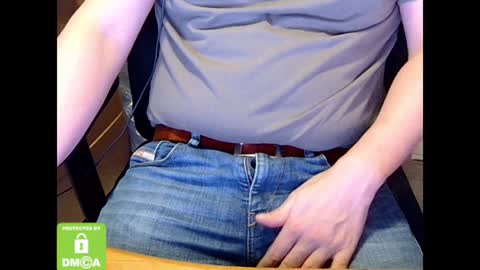 Snapshot of sneakybill82 chatting on December 21, 1:32 pm Sneakybill online show from December 21, 1:32 pm