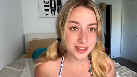 Snapshot of sneakysadie chatting on February 28, 6:31 pm Sneaky Sadie online show from February 28, 6:31 pm