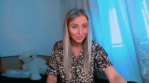 Snapshot of snezanablond chatting on April 6, 2:40 pm Sneja online show from April 6, 2:40 pm