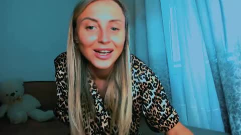 Snapshot of snezanablond chatting on April 24, 4:42 pm Sneja online show from April 24, 4:42 pm
