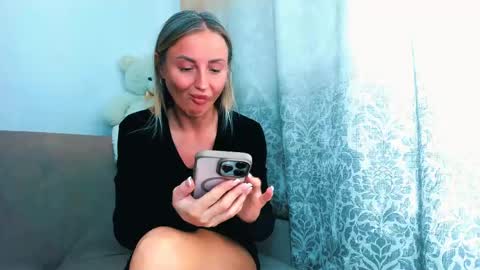 Snapshot of snezanablond chatting on May 7, 8:52 am Sneja online show from May 7, 8:52 am