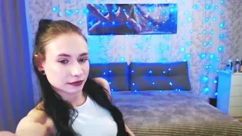 Snapshot of snowwhate_00 chatting on April 6, 6:53 pm SnowWhate 00 online show from April 6, 6:53 pm