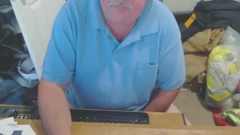 Snapshot of snwplwdrvr chatting on October 4, 7:56 pm snwplwdrvr online show from October 4, 7:56 pm