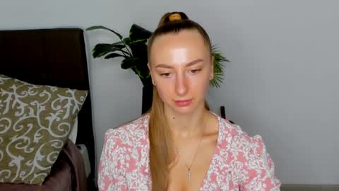 Snapshot of soffi_svit chatting on August 5, 6:49 am soffi_svit online show from August 5, 6:49 am