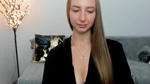 Snapshot of soffi_svit chatting on August 6, 1:35 pm soffi_svit online show from August 6, 1:35 pm