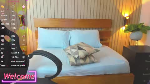 Help me achieve 100 thumbs up  online show from December 5, 8:55 am