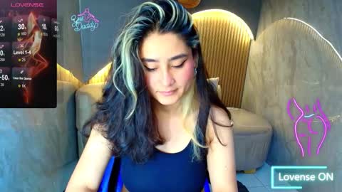 sofi_r_ online show from February 6, 1:36 pm
