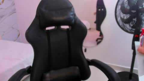 Snapshot of sofia_echeverri chatting on April 8, 12:16 pm sofia_echeverri online show from April 8, 12:16 pm