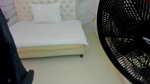 Snapshot of sofia_echeverri chatting on April 18, 12:31 pm sofia_echeverri online show from April 18, 12:31 pm