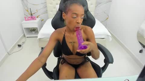 Snapshot of sofia_echeverri chatting on May 9, 11:48 am sofia_echeverri online show from May 9, 11:48 am