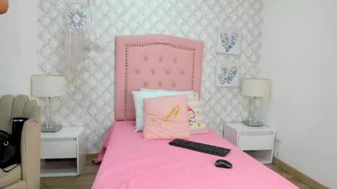 sofia_martinez9 online show from May 15, 7:21 pm