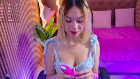 Snapshot of sofiapalmer_tay chatting on July 15, 12:10 pm SOFI online show from July 15, 12:10 pm