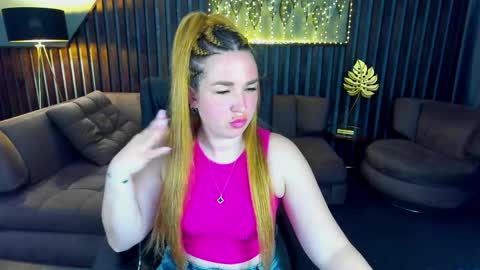 Snapshot of sofii_darling chatting on April 6, 5:14 pm sofii_darling online show from April 6, 5:14 pm