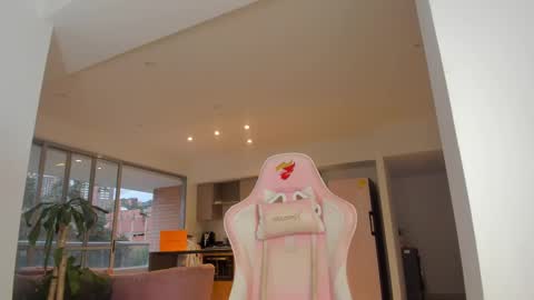 Snapshot of sofiia_pink chatting on February 11, 11:01 pm online show from February 11, 11:01 pm