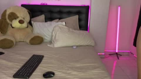 Snapshot of sofiievans_ chatting on April 17, 9:29 pm online show from April 17, 9:29 pm