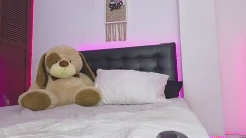Snapshot of sofiievans_ chatting on June 18, 8:24 pm online show from June 18, 8:24 pm