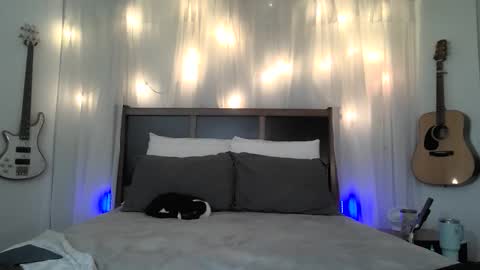 Sofi King online show from April 2, 9:23 pm