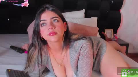 Snapshot of sofiscott_ chatting on December 12, 4:32 pm Sofia online show from December 12, 4:32 pm