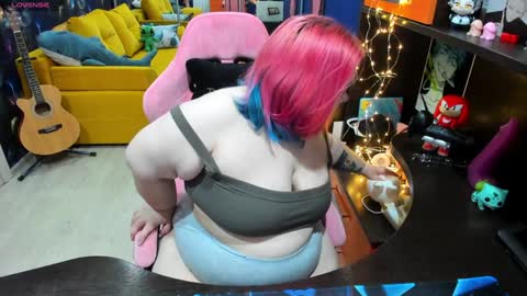 Snapshot of softie_sofy chatting on January 29, 1:58 am Sofie online show from January 29, 1:58 am