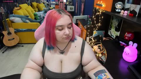 Snapshot of softie_sofy chatting on February 7, 2:40 am Sofie online show from February 7, 2:40 am