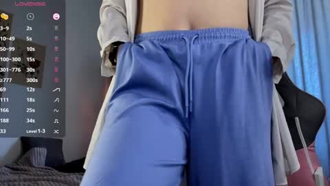 Snapshot of sofy_benson chatting on March 10, 12:43 pm Sofy online show from March 10, 12:43 pm