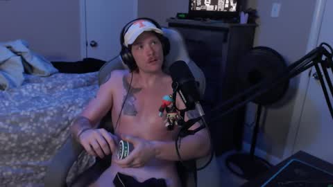 Snapshot of somethinqfunny chatting on December 2, 3:47 am Lover Boi online show from December 2, 3:47 am