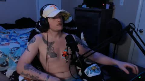 Snapshot of somethinqfunny chatting on December 6, 4:58 am Lover Boi online show from December 6, 4:58 am