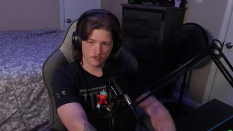 Snapshot of somethinqfunny chatting on December 30, 4:20 am Lover Boi online show from December 30, 4:20 am