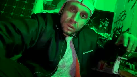 Snapshot of son_e_blacc chatting on December 6, 9:32 am Soni online show from December 6, 9:32 am