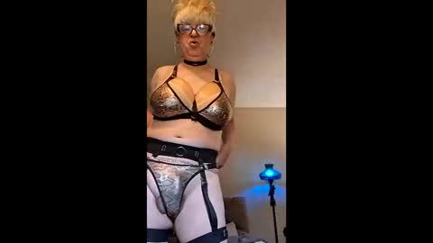 Snapshot of sonjastunning chatting on June 8, 2:17 pm Silicone Sonja. online show from June 8, 2:17 pm