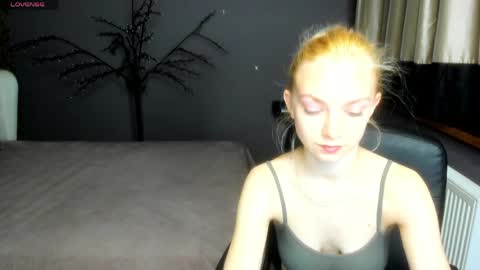 Snapshot of sonnysofia chatting on April 19, 5:34 pm Sonya online show from April 19, 5:34 pm