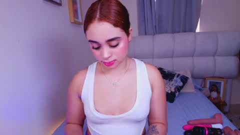 Snapshot of soph1a_roy chatting on May 14, 1:29 pm Sophia Roy online show from May 14, 1:29 pm