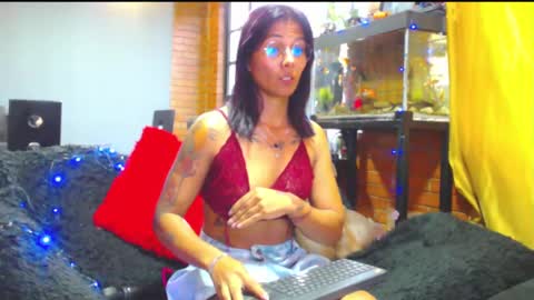 Snapshot of sophi_bonny chatting on February 17, 8:58 pm Sophi Bonny online show from February 17, 8:58 pm
