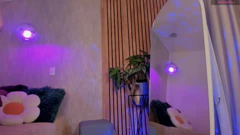 Snapshot of sophidavis chatting on April 18, 2:37 am Sophi online show from April 18, 2:37 am