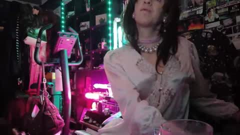 Snapshot of sophie198013 chatting on May 15, 11:01 pm Sophie Satin1980 online show from May 15, 11:01 pm