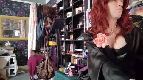Snapshot of sophie198013 chatting on May 21, 1:51 pm Sophie Satin1980 online show from May 21, 1:51 pm