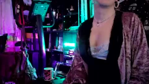 Snapshot of sophie198013 chatting on June 18, 12:44 am Sophie Satin1980 online show from June 18, 12:44 am