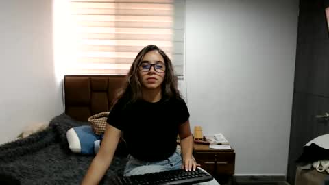 sophie_fox2 online show from May 23, 7:40 pm