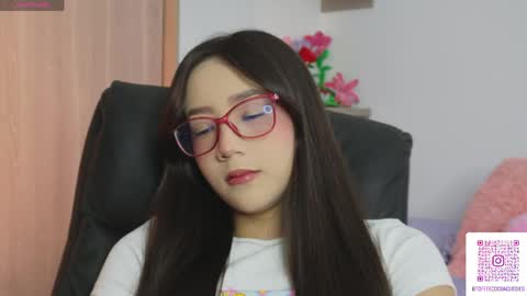 Snapshot of sophie_lii chatting on May 6, 10:04 pm Sophie or Sof online show from May 6, 10:04 pm