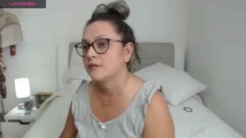Snapshot of sophie_lopez1 chatting on January 15, 3:43 am Sofa online show from January 15, 3:43 am