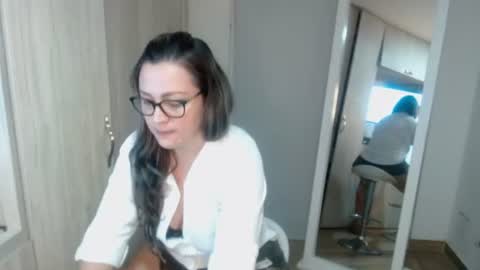 Snapshot of sophie_lopez1 chatting on June 27, 3:00 am Sofa online show from June 27, 3:00 am