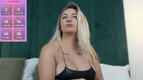 Snapshot of sophie_maeve chatting on September 29, 4:17 am sophie_maeve online show from September 29, 4:17 am